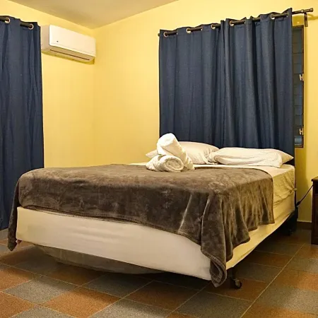 Authentic Local Stay · 3 min to Beach · 2B · AC Отели в г. Агуада