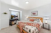 Spacious Home Near Ski Resort-3 Livingrooms, 2King Beds-2Gbfiber-Gameroom-HotTub