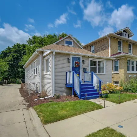 Pet Friendly: 8 Mi to Chicago - Fenced Backyard!