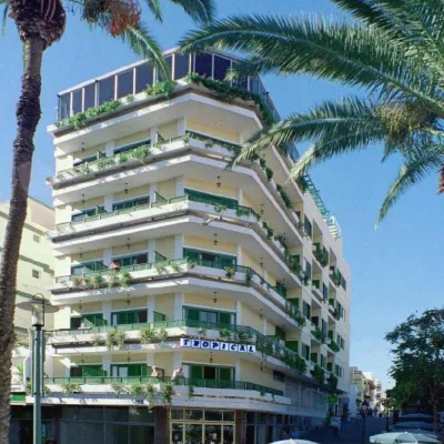 Hotel Tropical Отели рядом с достопримечательностью «Площадь Чарко»