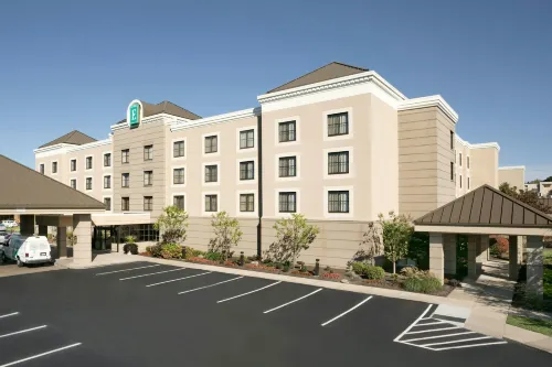 Embassy Suites by Hilton Cleveland Beachwood - parking