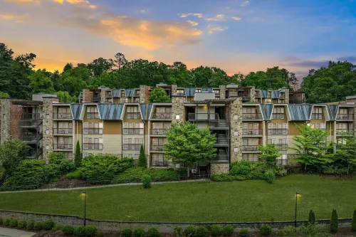 Lantern Lodge - Formerly the Residences at Biltmore - Pet friendly