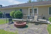 Private Yard: Fire Pit & Cornhole! Moorefield Gem - Wifi
