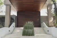 2BR Santa Fe: Style & Comfort with Gym & Parking - Mountain view