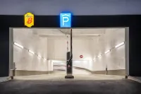 Super 8 by Wyndham Augsburg - parking