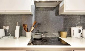 Modern 2 Bedroom Apartment in Marble Arch - Housity