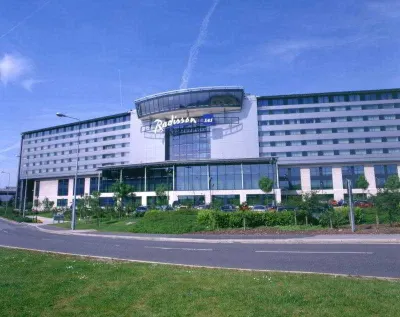 Radisson Blu Hotel Manchester Airport Hotel dekat National Express Coach Station