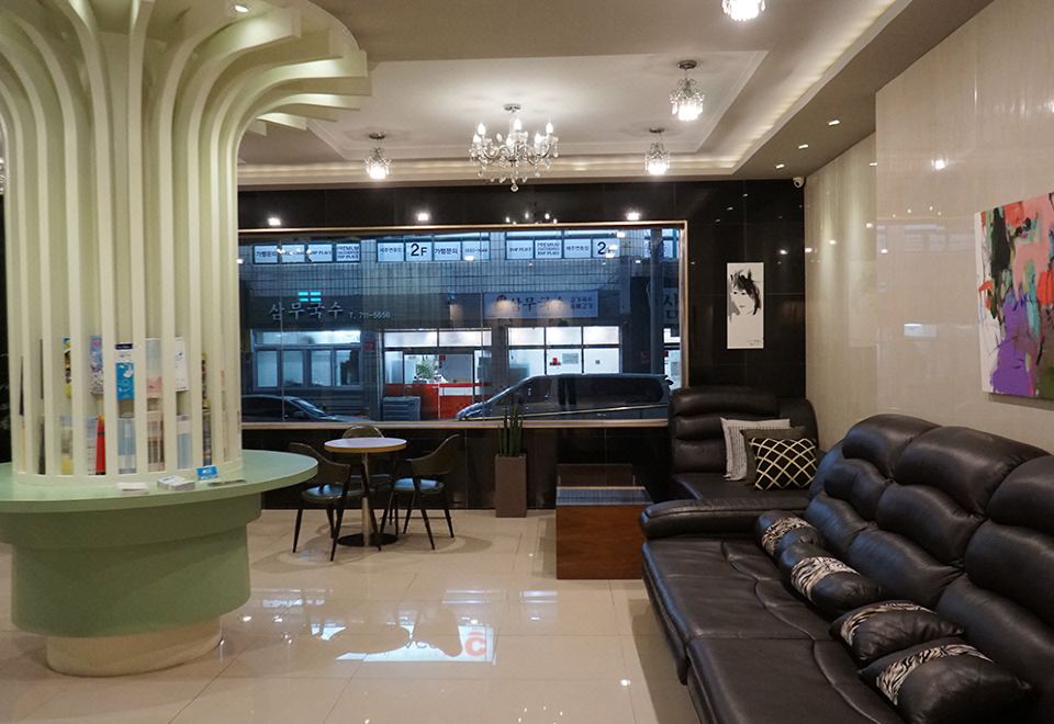 2. 갤러리 호텔 비..