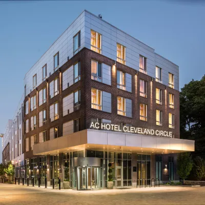 AC Hotel Boston Cleveland Circle Отели рядом с достопримечательностью «Бостонский колледж»