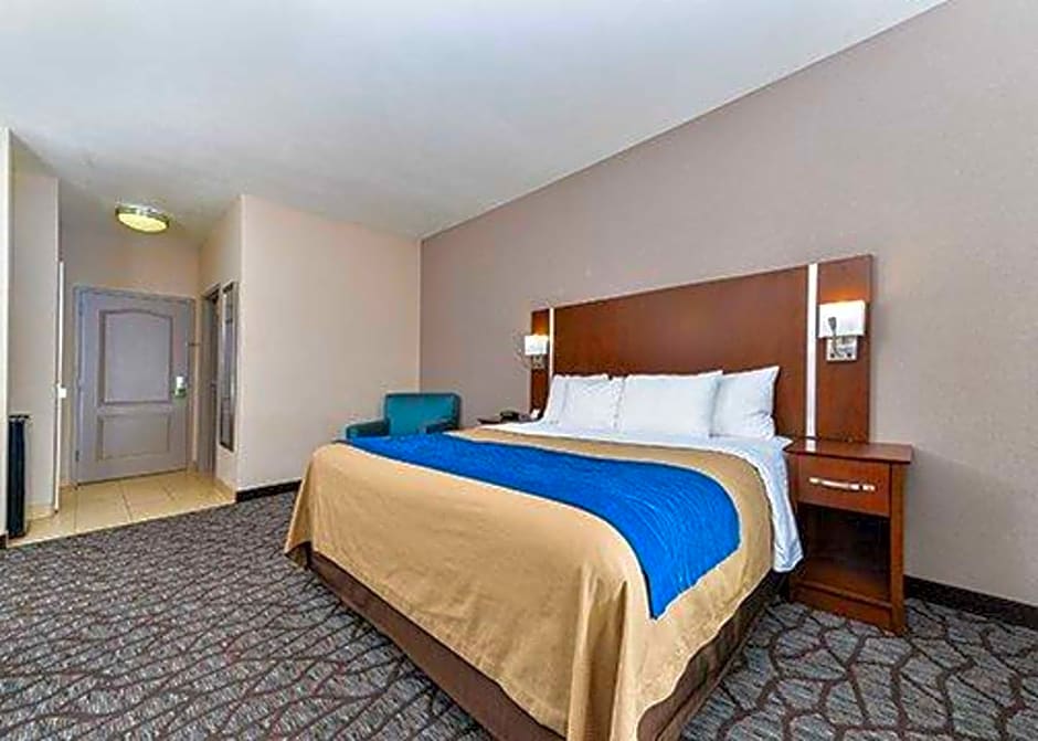 Holiday Inn Express & Suites Junction City