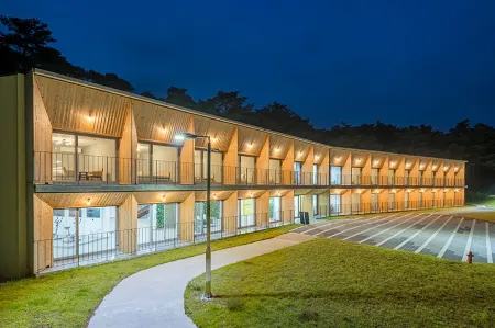 Yongwol Eco Village Youth Hostel Отели рядом с достопримечательностью «Byeolmaro Observatory»