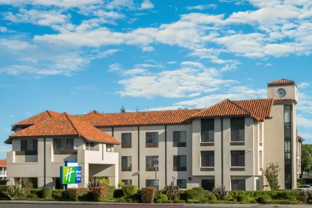 Holiday Inn Express & Suites Santa Clara - Silicon Valley Отели рядом с достопримечательностью «Калифорниас Грэйт Америка»