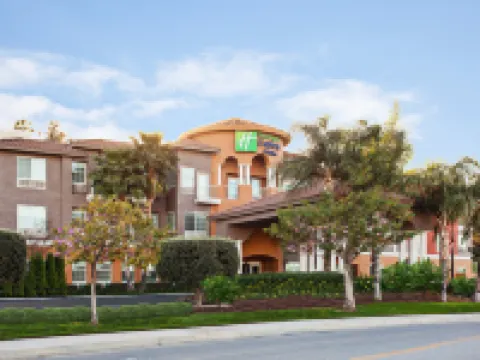 Holiday Inn Express & Suites CORONA by IHG Hotels in Corona