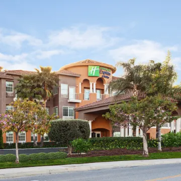 Holiday Inn Express & Suites CORONA by IHG