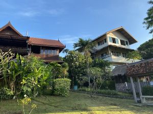 ห้องสตูดิโอบนเกาะหมากพร้อมระเบียงและวิวสีเขียวบนเกาะหมาก