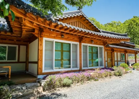 Miryang Yeonsu's Pension Отели рядом с достопримечательностью «Eol-Eumgol»