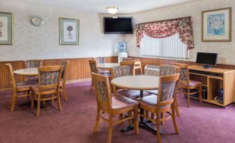 Days Inn & Suites by Wyndham Davenport East