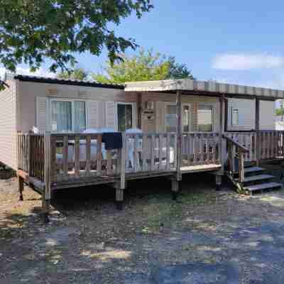 Grands Mobil homes 8 couchages clim en village vacances Hotel Exterior