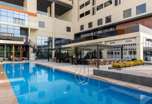 스튜디오 원 호텔의 트렌디한 로비와 바