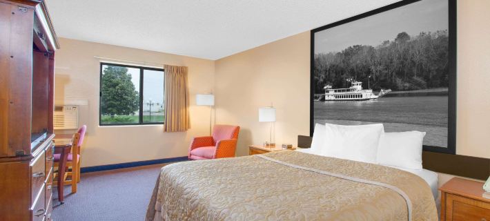 Super 8 by Wyndham Clear Lake Hotels in Clear Lake