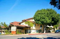 Lamplighter Inn & Suites