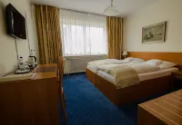 Hotel König-Stuben Отели в г. Биспинген