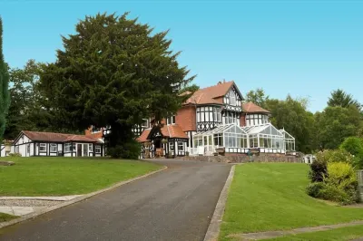 Lyons Woodlands Hall Hotels in Гуайдделверн