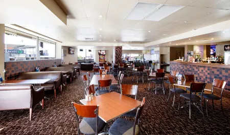 Nightcap at Prince of Wales Hotel Отели рядом с достопримечательностью «House»