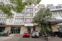 RedDoorz Near Universitas Esa Unggul Bekasi Harapan Indah Hotels in Medan Satria