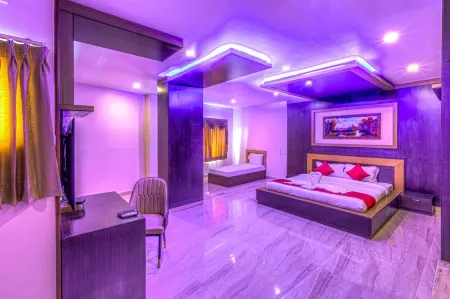 Hotel Pkp Grand Отели рядом с достопримечательностью «HOGENAKKAL FALLS BOATMAN THIRUMALAI»