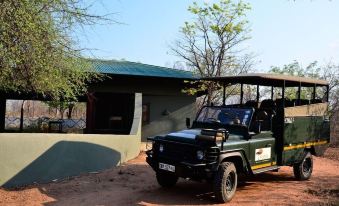 Tingala Lodge - Bed in the Bush