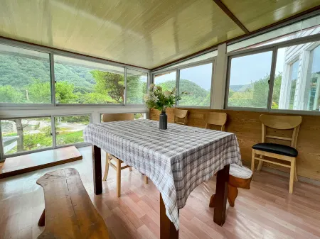 Pyeongchang the Meomum Pension Отели рядом с достопримечательностью «Korea Botanic Garden»