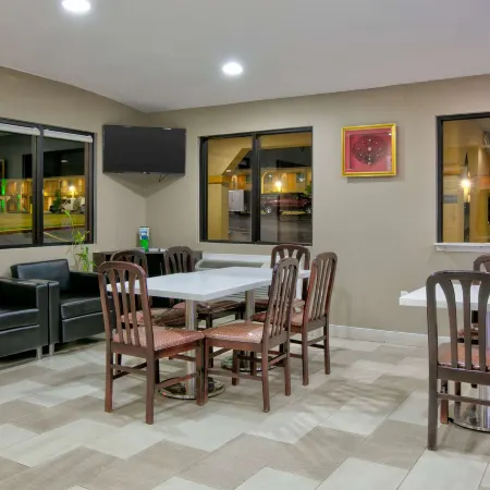 Super 8 by Wyndham Palestine TX