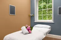 Trenython Manor Hotels in Par