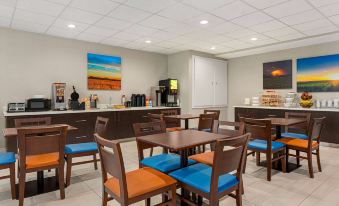 Days Inn & Suites by Wyndham Greater Tomball