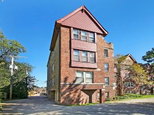 1-Bedroom Nice Apartment in Skokie