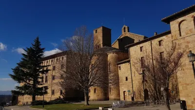 Apartamentos Uncastillo Hotels near Visita turistica de Sos del Rey Catolico