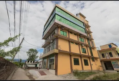 Hotel Laxmi Hoteles cerca de बाह्रमासे झरना ( Evergreen Waterfall)