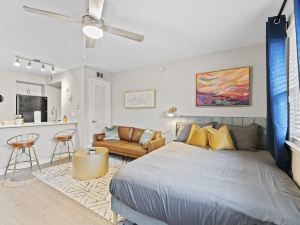 Charming Studio Close to Downtown and Domain