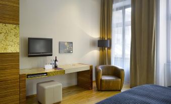 The Icon Hotel & Lounge