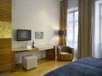 The Icon Hotel & Lounge