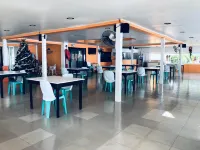 The Waterfront Beach Resort - بار