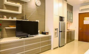 Deluxe and Modern Studio M Gold Tower Apartment