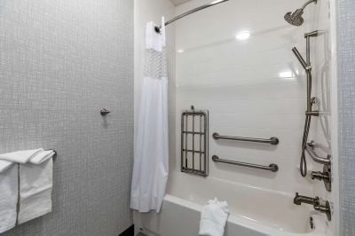 Mobility Accessible 2 Queen Room with Tub