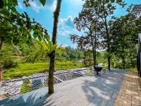 The Landeuh Village Riverside Glamping Hotel a Sukawangi