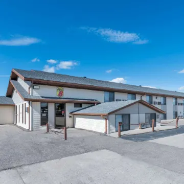 Super 8 by Wyndham Devils Lake