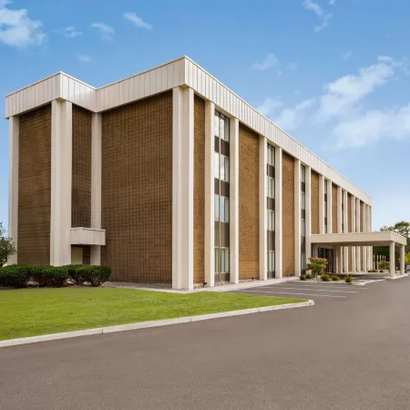 Super 8 by Wyndham Liverpool/Syracuse North Airport Отели рядом с достопримечательностью «Конгресс-центр The Oncenter»