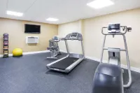 Days Inn by Wyndham Staunton - Gym