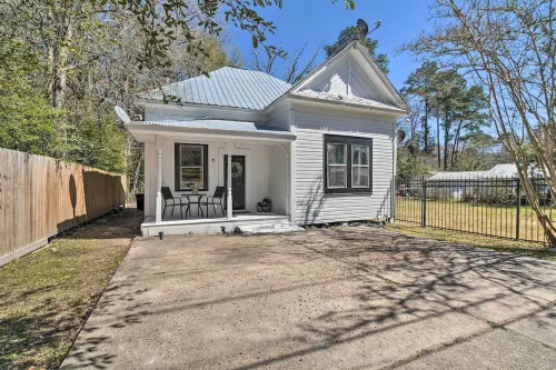 Cozy Livingston House w/ Fenced Yard + Patio! - parking
