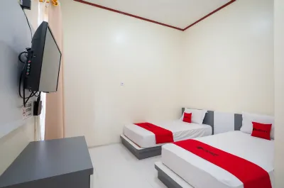 RedDoorz Syariah Near RS Tentara Solok Hotels near GENTARA cell SOLOK